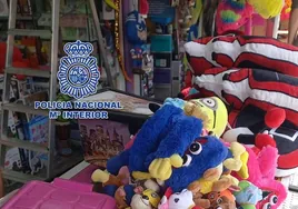 La Policía imputa a siete dueños de tómbolas en la Feria de Abril de Sevilla 2023 por vender juguetes falsificados