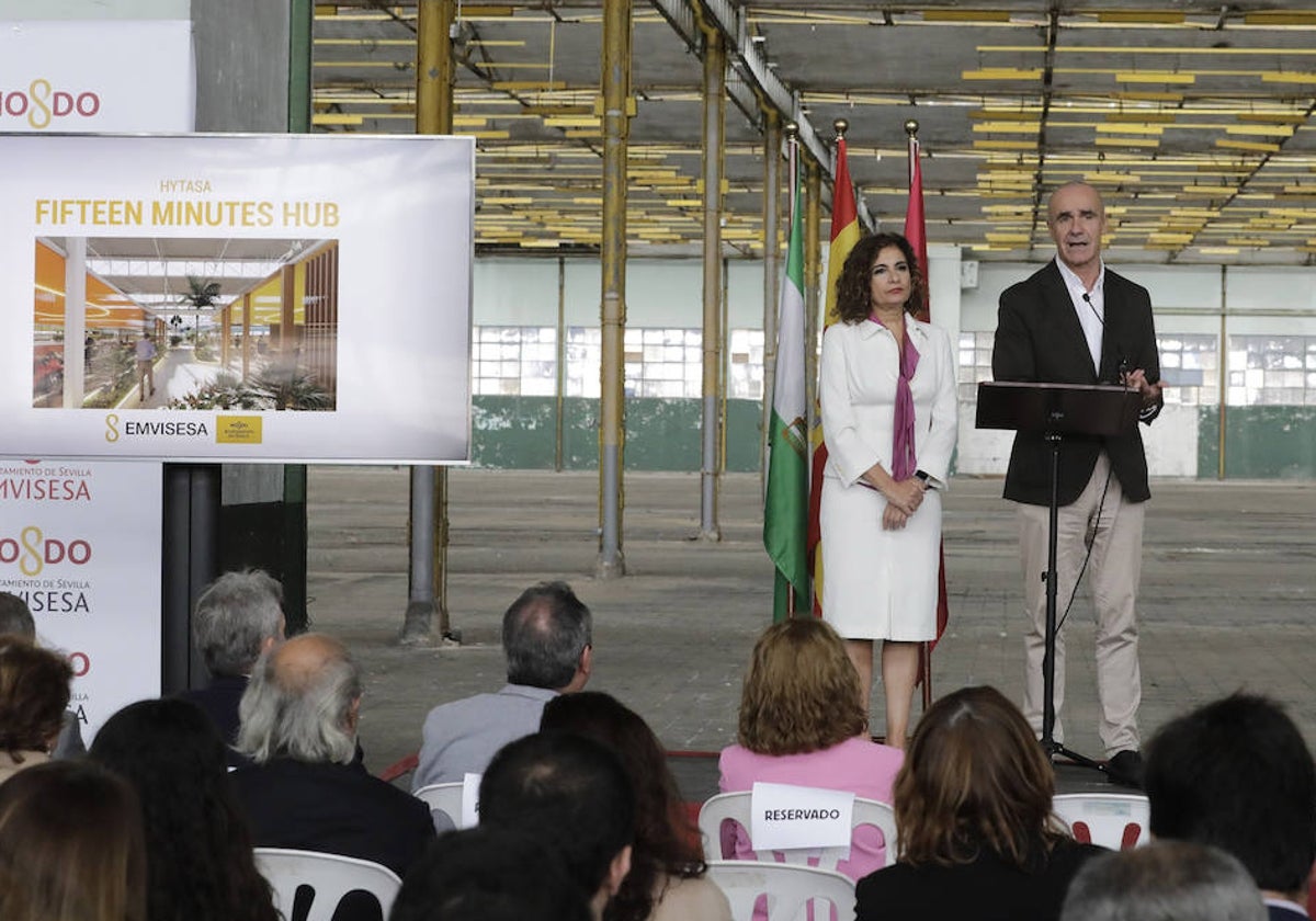 La ministra María Jesús Montero y el alcalde Antonio Muñoz, en una de las naves del proyecto