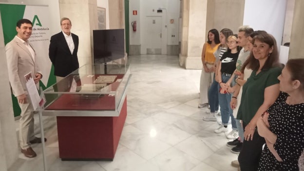 El director del Archivo Histórico Provincial, Braulio Vázquez, y Jesús Palomero Páramo presentan los dos documentos