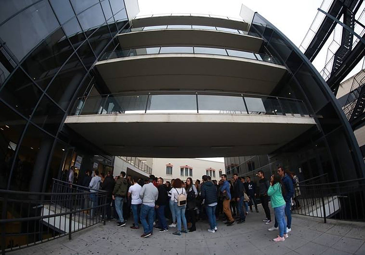 Opositores accediendo a la sala de los exámenes en la convocatoria que sucedió a la de 2012