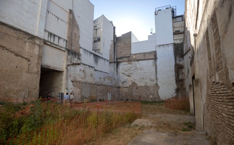 Imagen principal - El convento de San Agustín está en pie desde el siglo XIII pero en un estado ruinoso. Arriba, el solar donde antaño se levantaba la iglesia y sobre el que se construirá el edificio principal del hotel. Debajo, la biblioteca situada en las galerías altas del claustro y el artesonado que corona la escalera de esta misma zona del monasterio