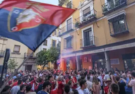 Destrozos y suciedad en las calles del centro de Sevilla en las horas previas a la final de Copa del Rey en la Cartuja