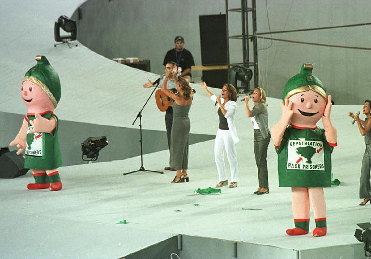 Las 'Giraldillas' con las consignas para el acercamiento de los presos etarras al País Vasco mientras cantaba el grupo 'Siempre Así' en el escenario