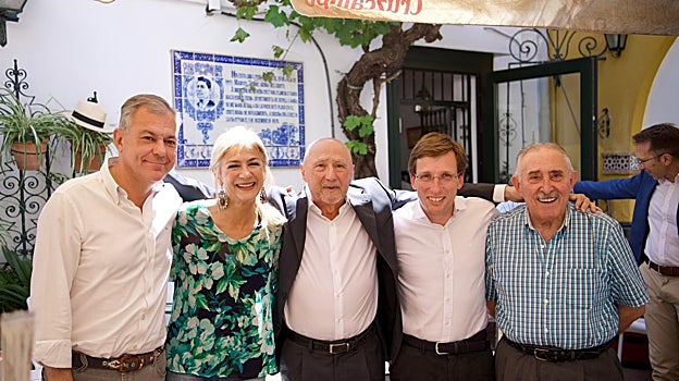 El candidato del PP a la alcaldía de Sevilla, José Luis Sanz, junto con la consejera de Educación de la Junta de Andalucía, Patricia del Pozo, el alcalde de Madrid y candidato del PP a la reelección, José Luis Martínez Almeida, miembros de la peña flamenca Torres Macarena