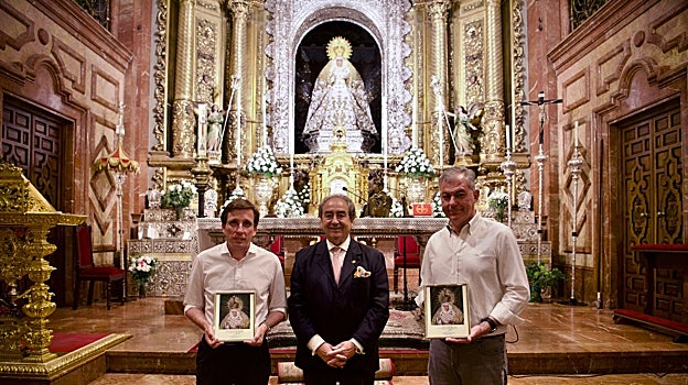 El candidato del PP a la alcaldía de Sevilla, José Luis Sanz; el alcalde de Madrid y candidato del PP a la reelección, José Luis Martínez Almeida, y el hermano mayor de la Macarena, José Antonio Fernández Cabrero