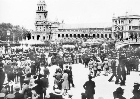 Imagen secundaria 1 - Varios instantes del 9 de mayo de 1929 captados por los fotógrafos durante la inauguración