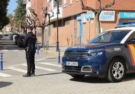 Detenido por robar cinco patinetes en Nervión tras intimidar y agredir violentamente a los dueños