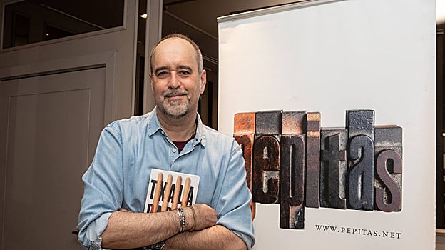 Agustín Pery con su último libro, editado por Los Aciertos & Pepitas