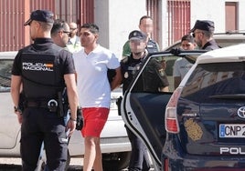 En fotos, un hombre armado se atrinchera en una vivienda de las Tres Mil Viviendas en Sevilla