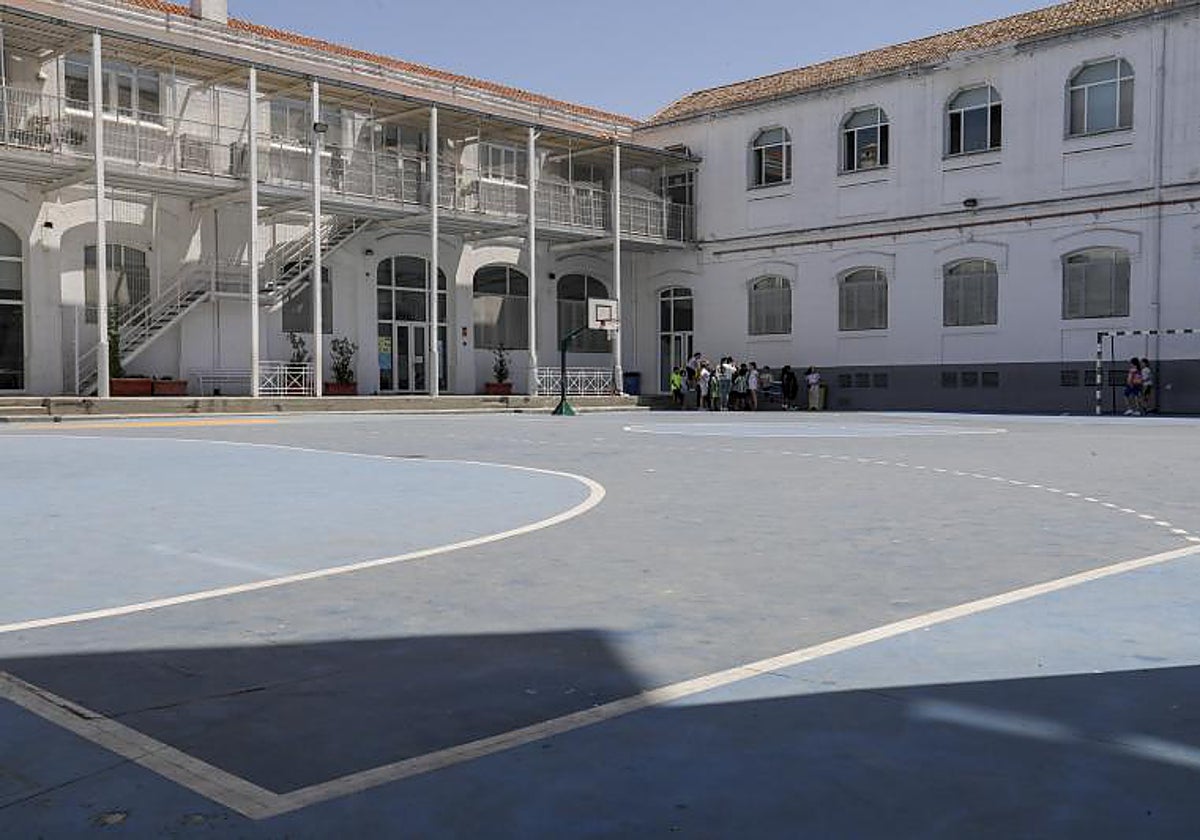 El patio del colegio José María del Campo al sol