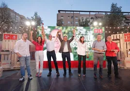 Antonio Muñoz reivindica su socialismo y saca del cajón la rosa y a Espadas en la apertura de campaña