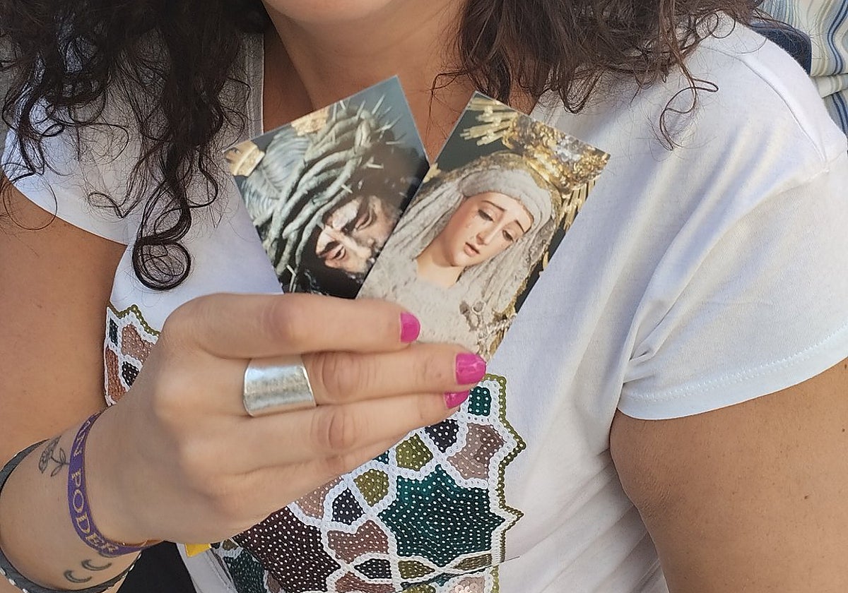 Heredia muestra las estampas del Gran Poder y la Virgen del Mayor Dolor y Traspaso que le ha regalado una vecina de Pío XII