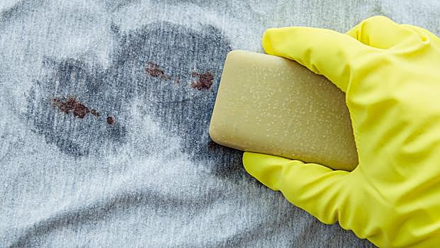 El truco definitivo para quitar manchas de sangre en la ropa