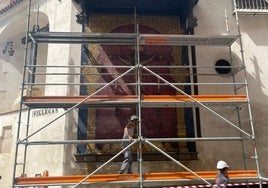 Comienza la restauración del azulejo del Cristo del Amor