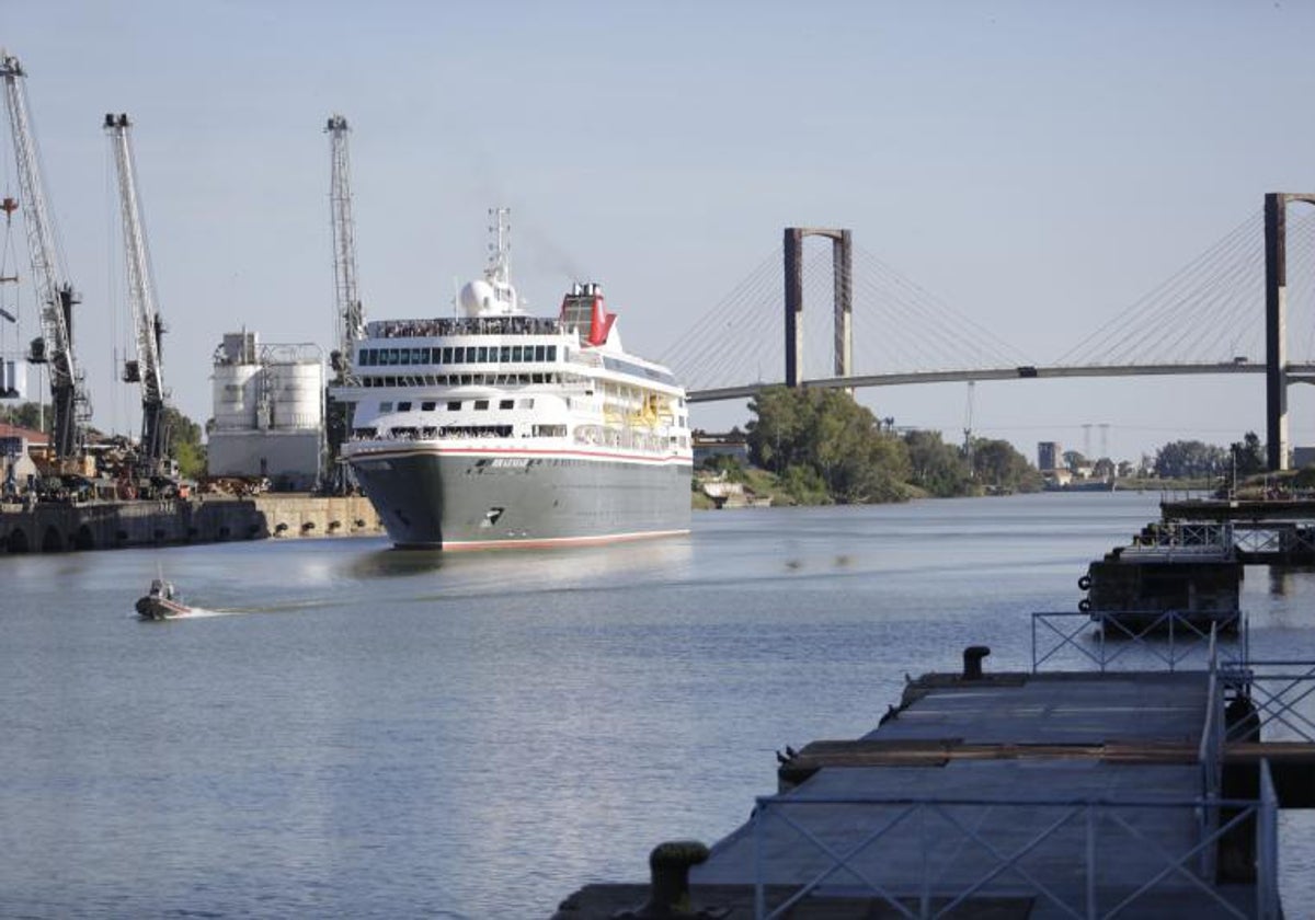 Un crucero accede a los muelles de Sevilla guiado por un práctico