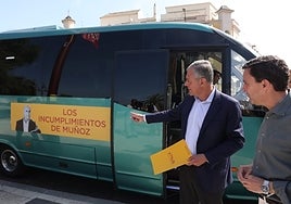 José Luis Sanz se monta en un autobús para denunciar los 60 incumplimientos del alcalde de Sevilla