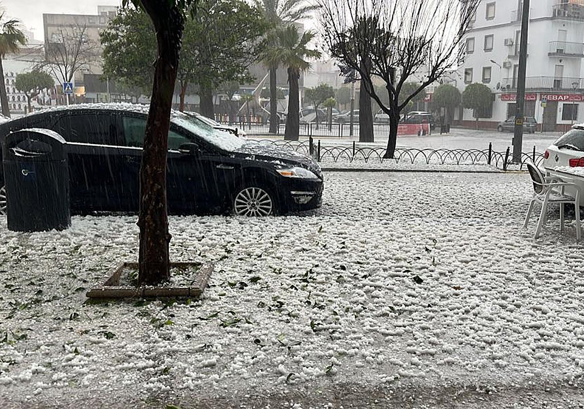 Una de las calles de Los Palacios tras la intensa granizada que parece que nevó