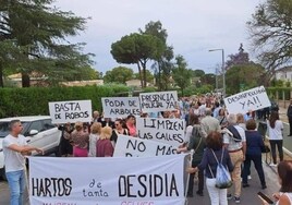 Unos 300 vecinos de Simón Verde de 60 urbanizaciones de Mairena y Gelves protestan contra la «desidia municipal»