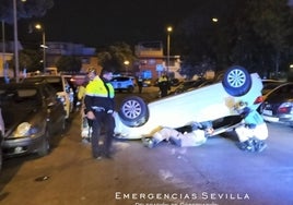 Rescatan a los ocupantes de un vehículo que volcó tras colisionar con una furgoneta en Sevilla