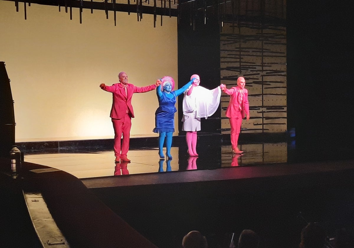 Los cantantes de la ópera 'Je suis narcissite' recibiendo los aplausos del público tras el estreno en el teatro Lope de Vega