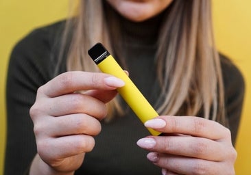 Alertan del peligro de los vapeadores tras viralizarse el vídeo en el que una niña los recibe como regalo por su Comunión