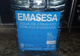 Emasesa reparte garrafas en Coria del Río ante el «mal olor y sabor» del agua potable