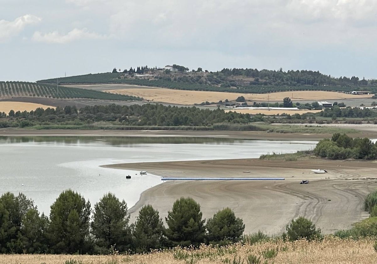 Panorámica de la balsa de Don Melendo en Lebrija, un oasis en una provincia que se seca cada día ante la falta de agua
