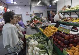 Los mercados de Sevilla ante el 28M: «Voto al político que me prometa que bajará los precios»