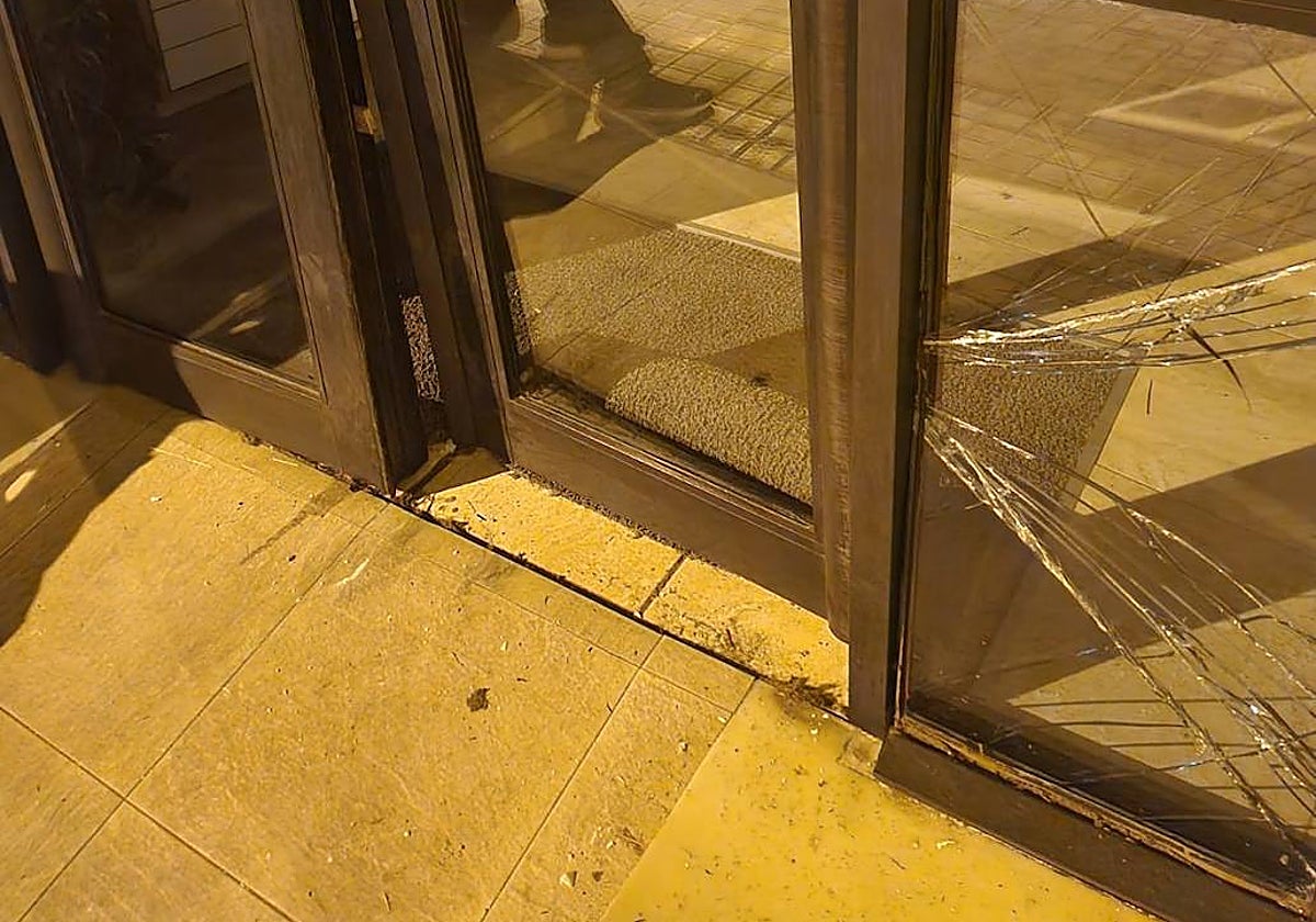 Rotura del escaparate de una óptica de la zona