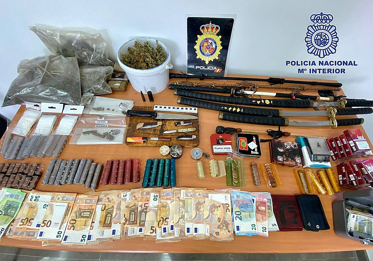 Dinero, armas y drogas intervenidas en el registro de la vivienda