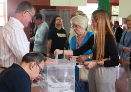 Las curiosidades de las primeras horas de las elecciones municipales Sevilla 2023: comienza más tarde por la rotura de una urna