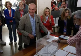 Las imágenes del candidato del PSOE, Antonio Muñoz, votando el 28M