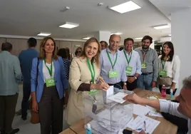 Las imágenes de la candidata de Vox, Cristina Peláez, votando el 28M