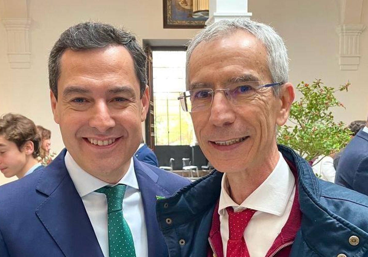 Curro Jiménez, del PP, junto al presidente d ela JUnta de Andalucía, Juanma Moreno