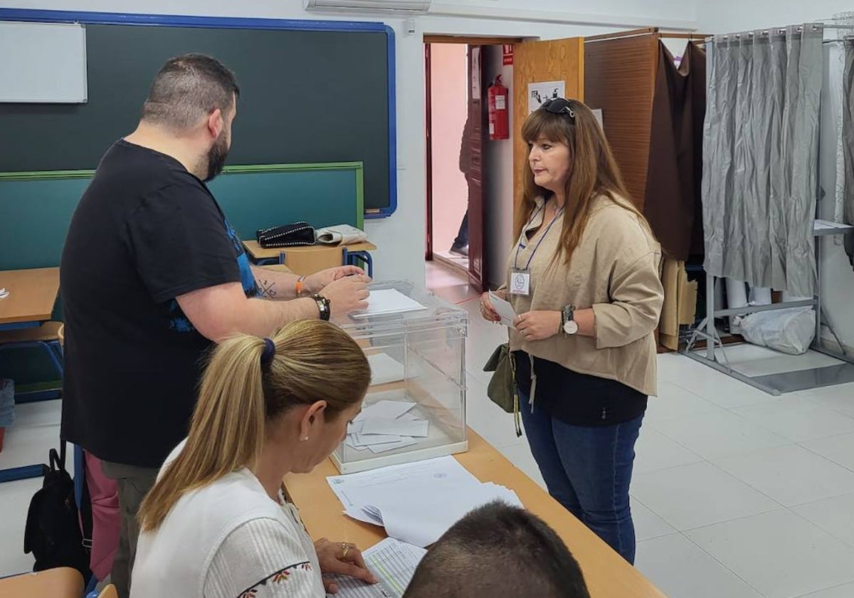 Cristina Martín, de Avanza Marinaleda-Matarredonda, votando en un colegio