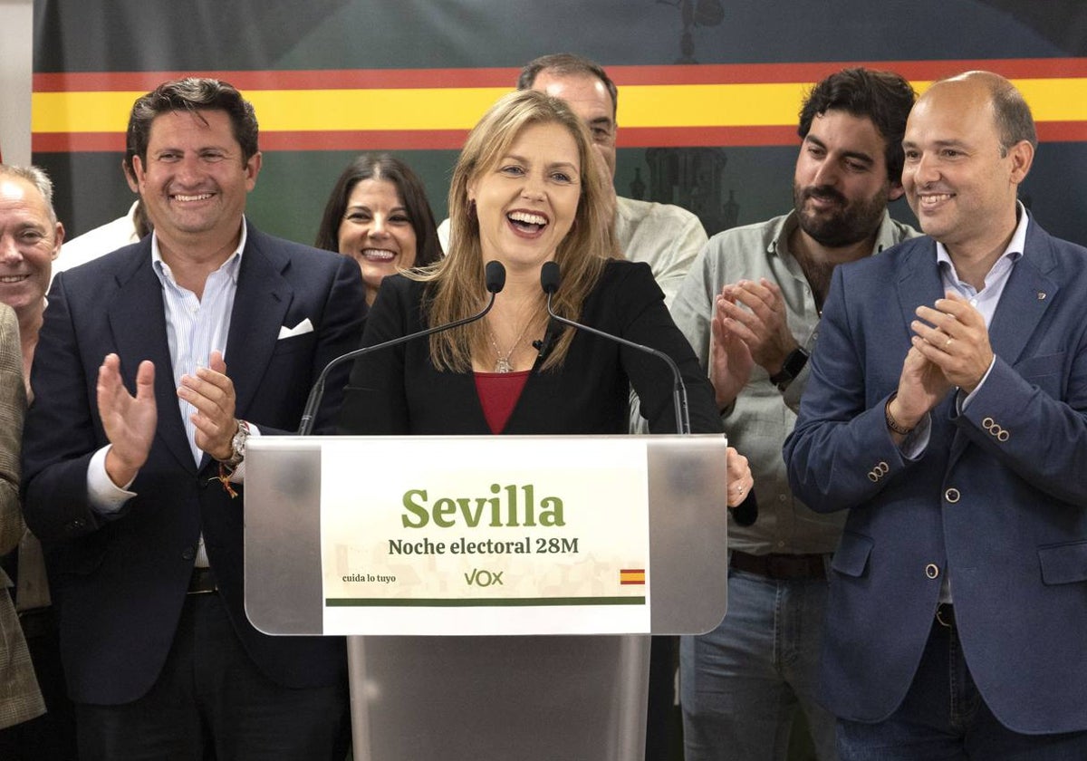 Alegría en la comparecencia de la candidata de Vox, Cristina Peláez, ante los medios
