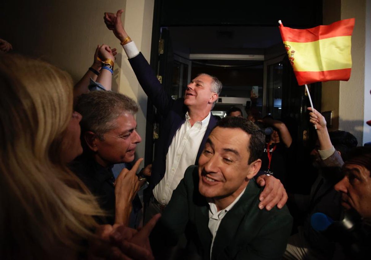 José Luis Sanz celebra con Juanma Moreno el resultado de las elecciones
