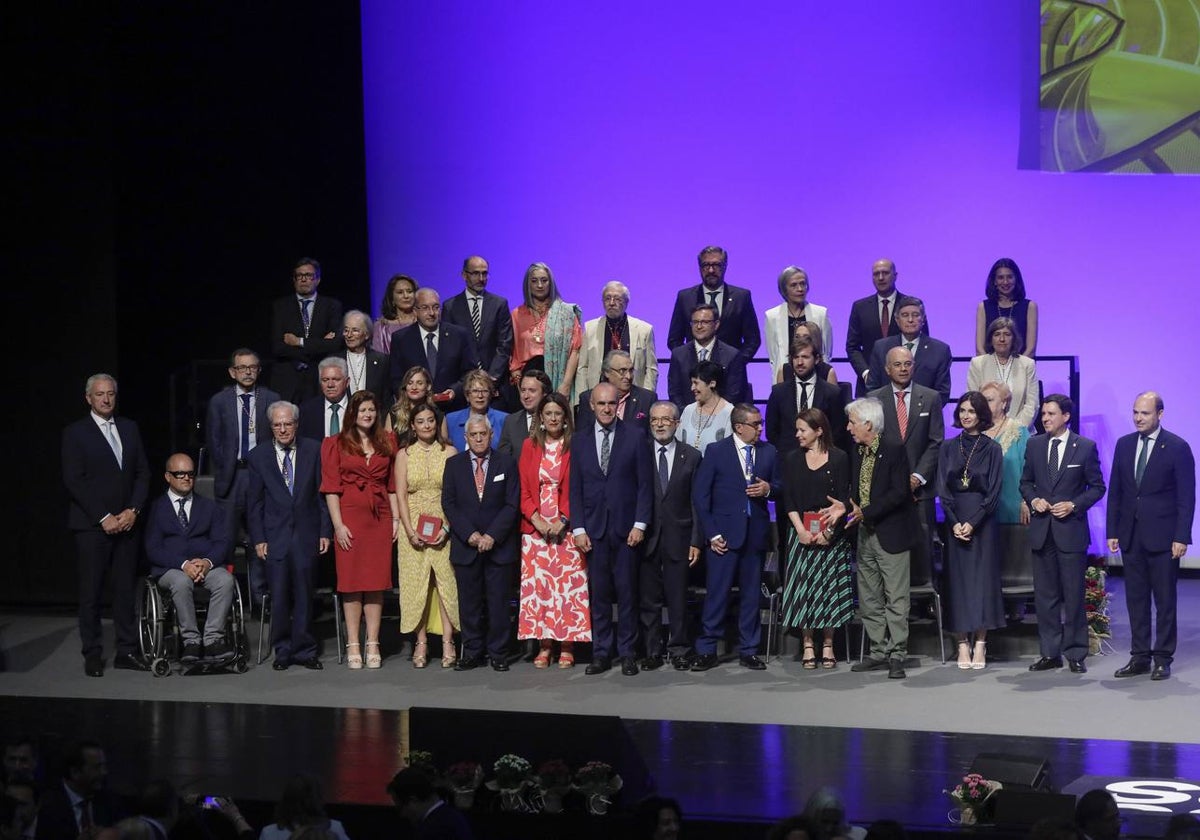 Más de treinta personalidades fueron galardonadas este 30 de mayo por el Ayuntamiento de Sevilla