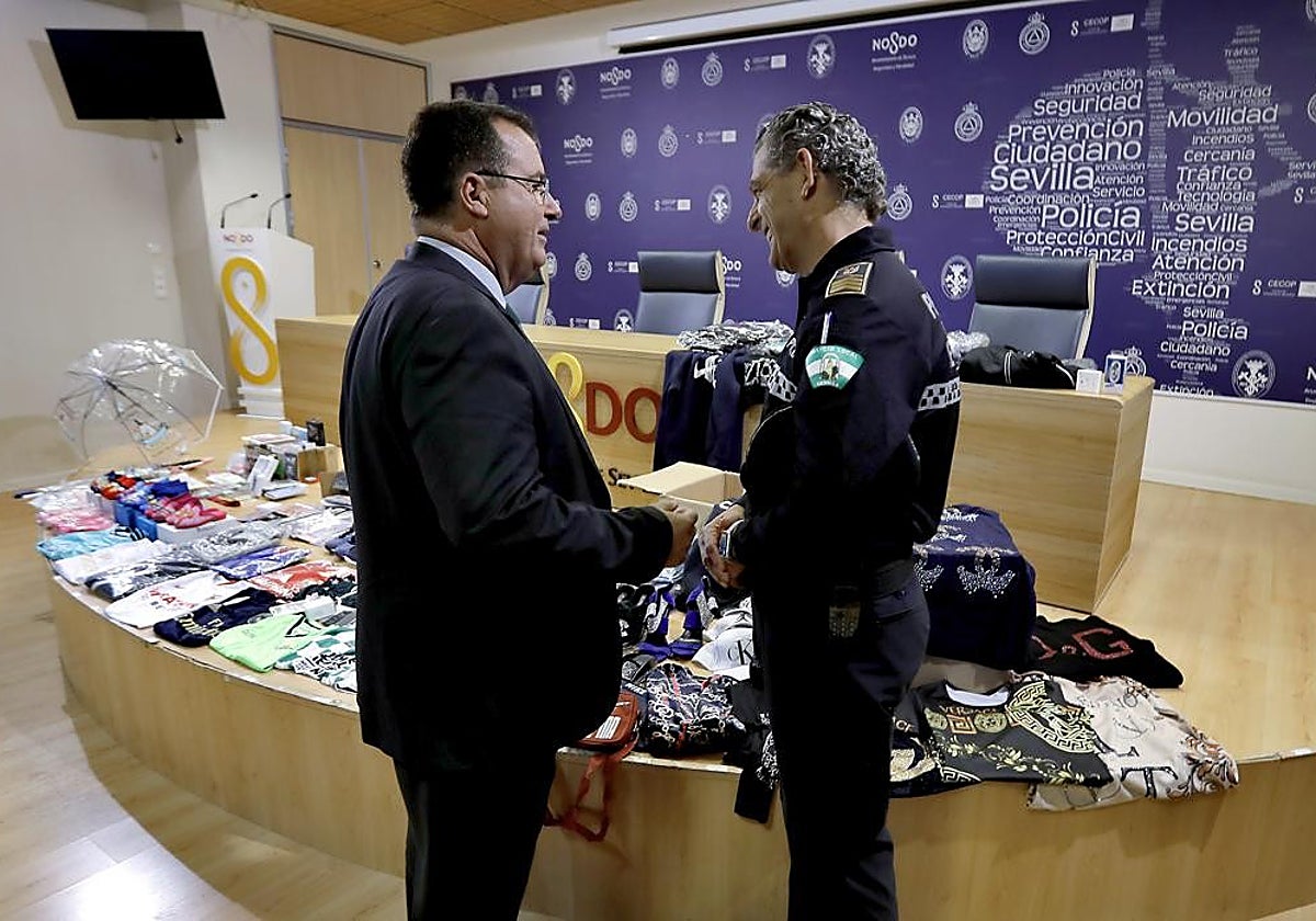 Cabrera y Medina Arteaga en la presentación de una operación policial