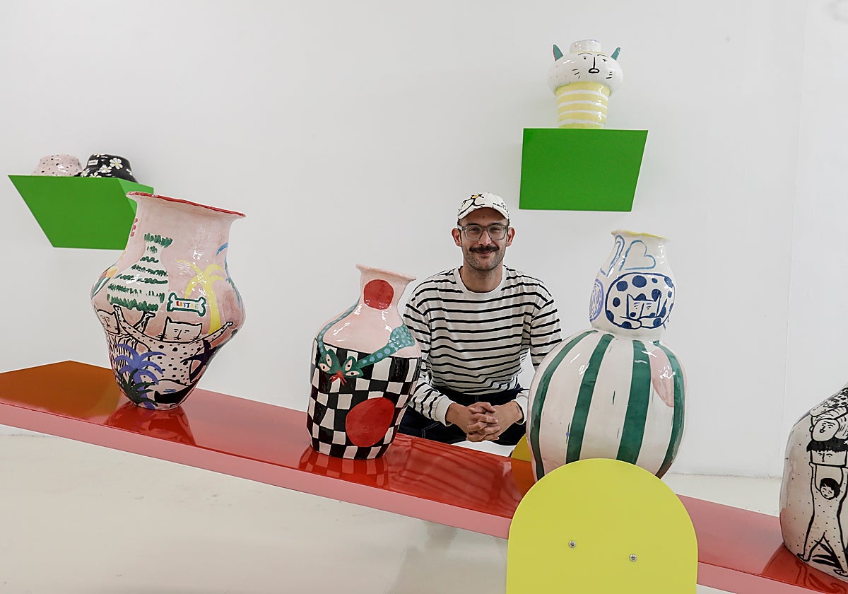 Little ante las cerámicas de su exposición 'Crush' en el espacio Di Gallery