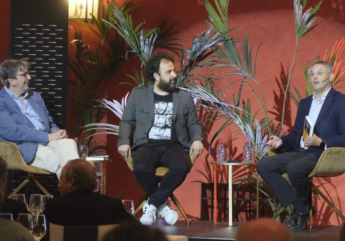 Ignacio Camacho, José F. Peláez y Alberto García Reyes durante el Aula de Cultura de ABC