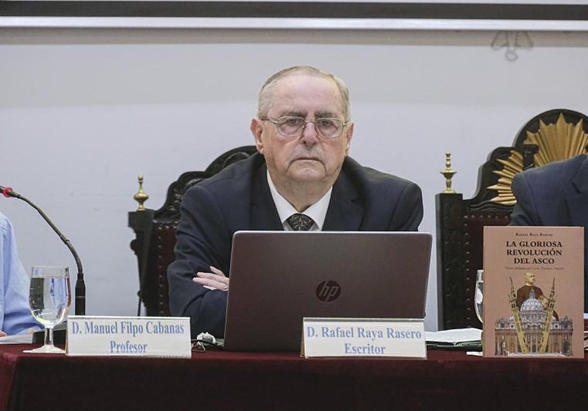 Rafael Raya Rasero durante la presentación de su novela