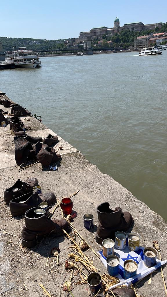 La devoción sevillana llega a Budapest: estas son las estampas que han dejado en el Monumento de los Zapatos