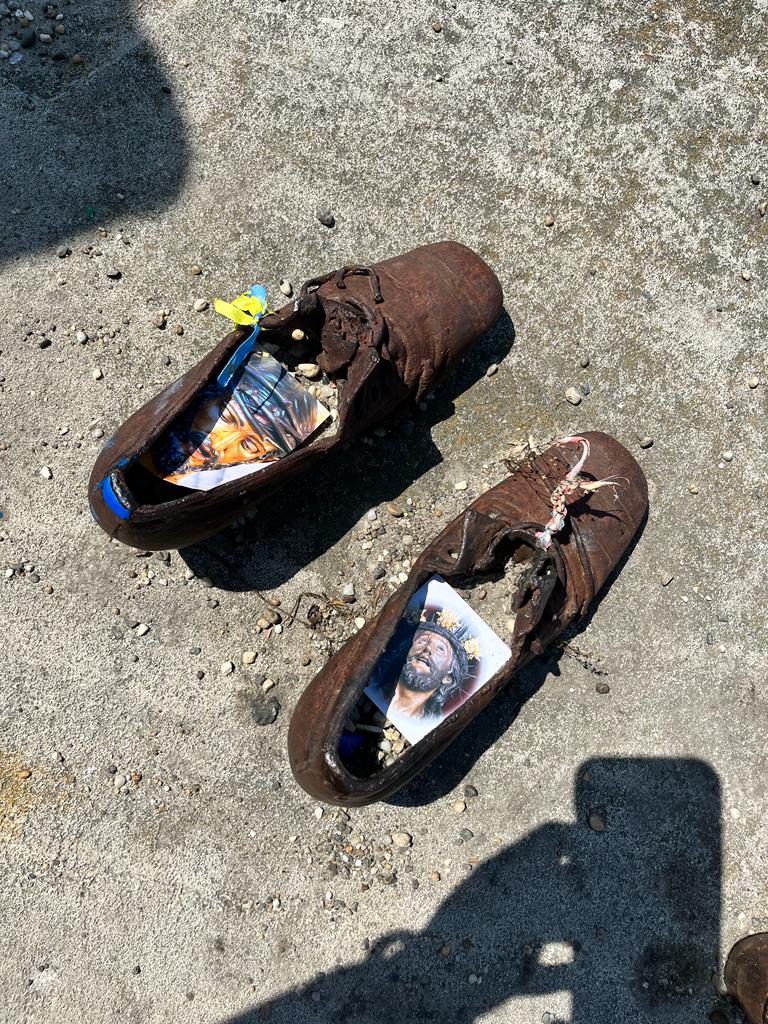La devoción sevillana llega a Budapest: estas son las estampas que han dejado en el Monumento de los Zapatos
