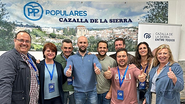 En el centro de la imagen Adrián Torres (PP) junto a su equipo