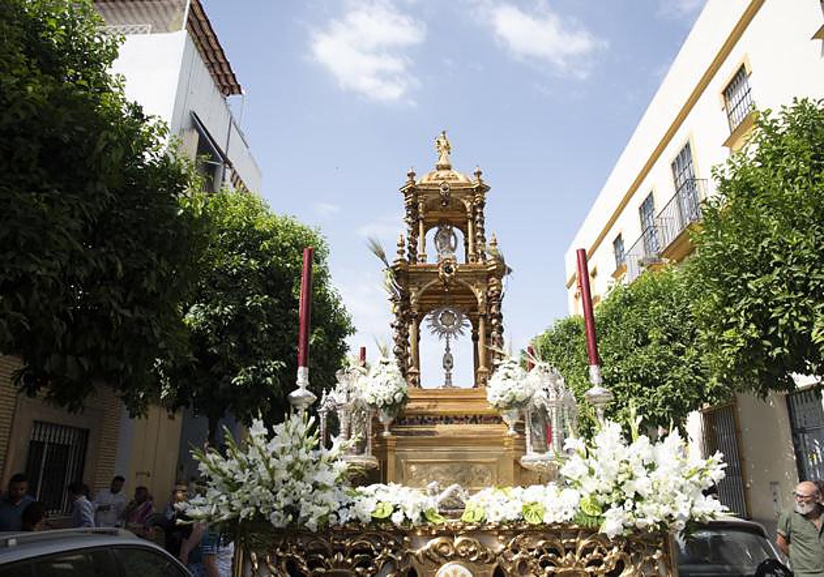 Paso de la procesión eucarística del Cerro del Águila