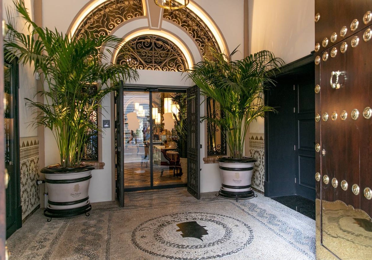 Entrada del hotel Don Ramón de Sevilla, en la calle Trajano