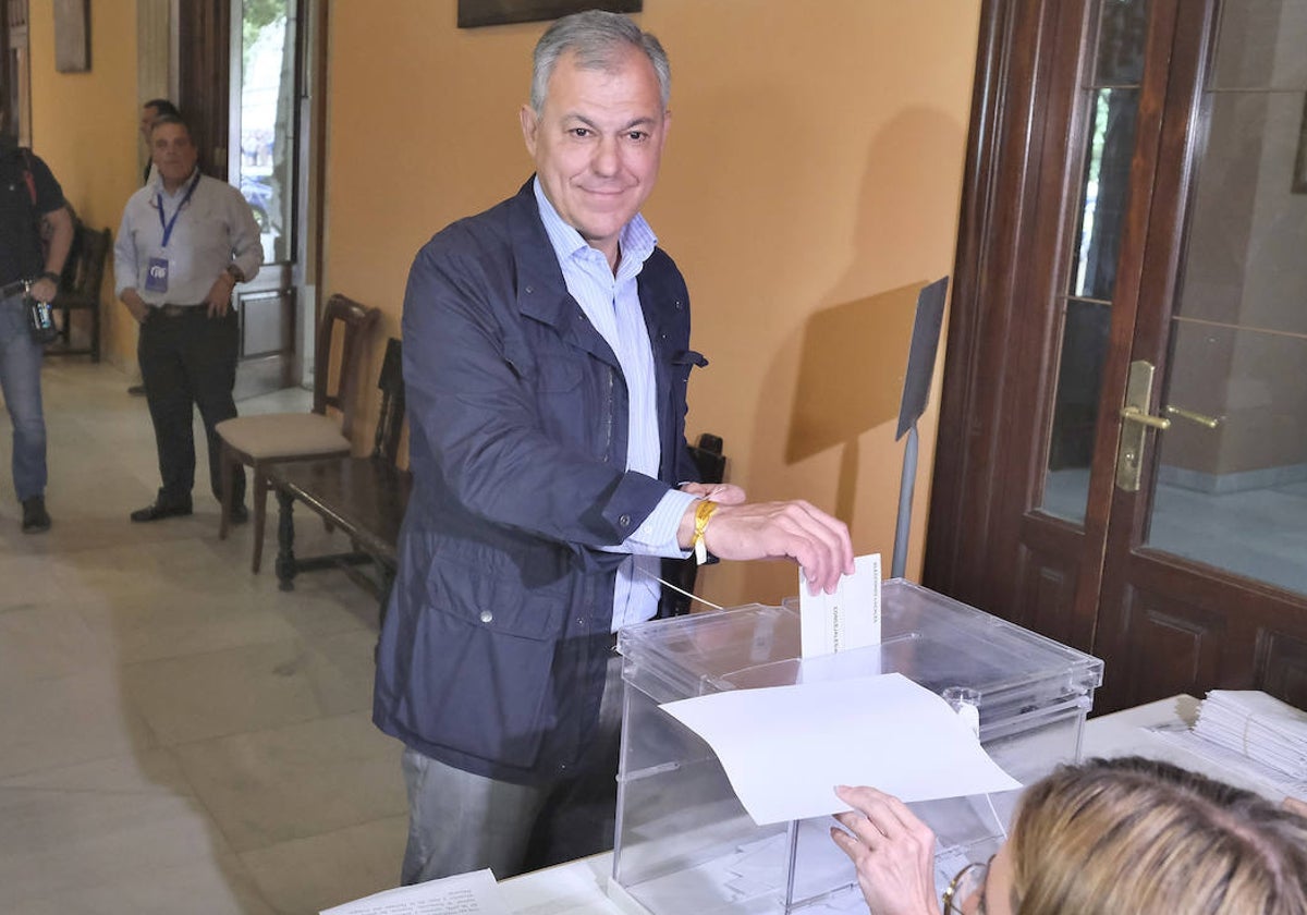 José Luis Sanz, votando para las elecciones municipales que terminó conquistando