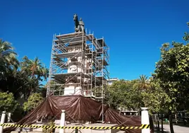 Comienzan los trabajos de conservación del monumento a San Fernando en la Plaza Nueva de Sevilla