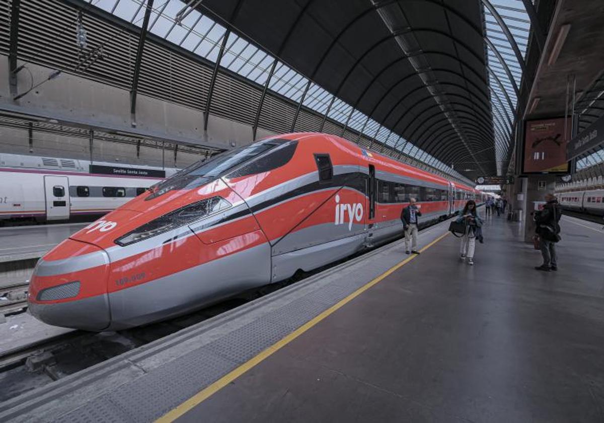 Un tren iryo en la estación de Santa Justa de Sevilla